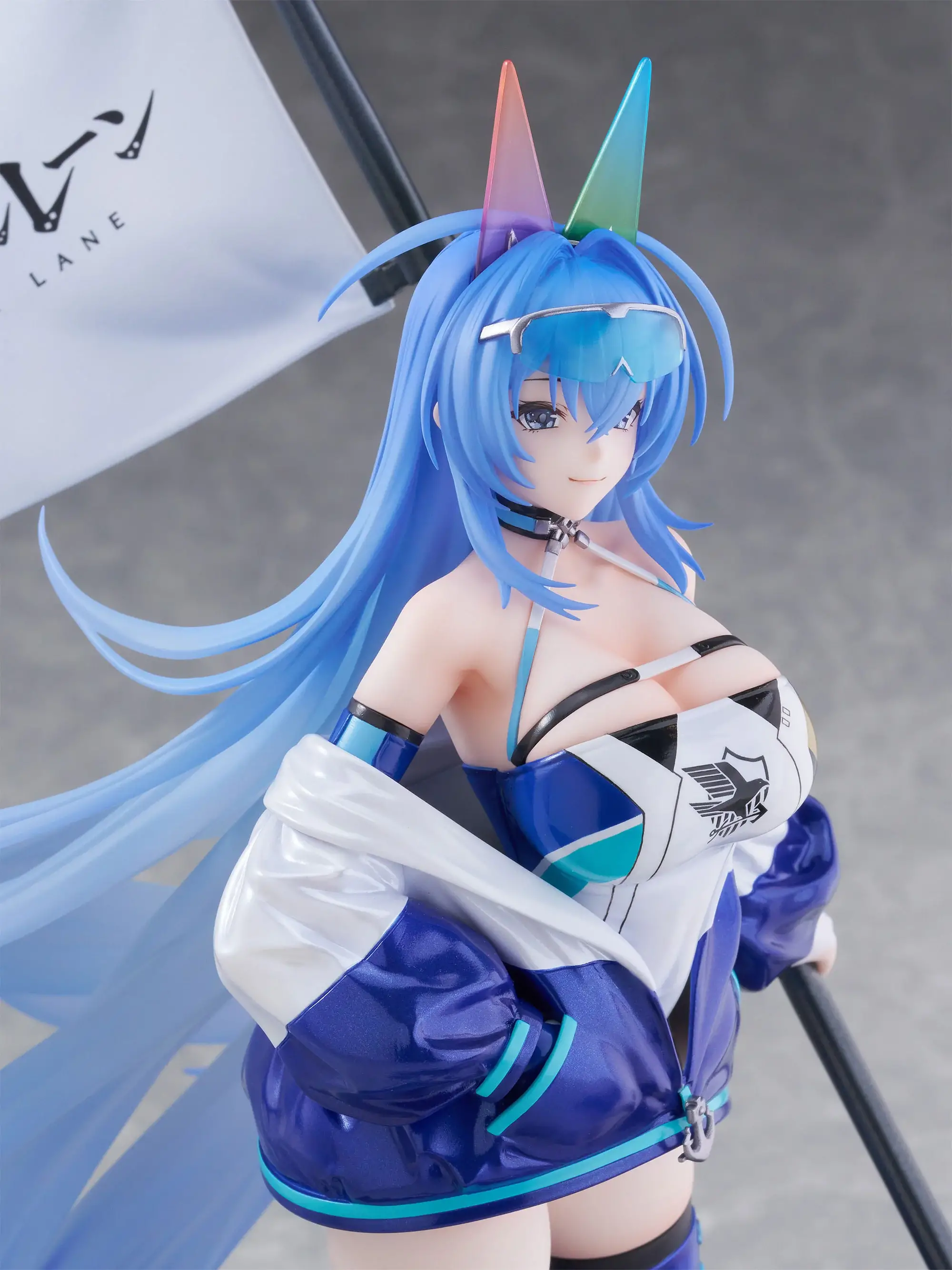 Figurine New Jersey IRF2024ver. d'Azur Lane par F:NEX (Furyu), tenue race queen bleue métallisée avec drapeau de course
